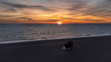 Maggi Hambling 'in İngiltere' nin Aldeburgh kentindeki bir plajda yaptığı Scallop heykelinin üzerinde güneş doğuyor.