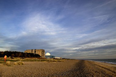 Suffolk, İngiltere 'deki Sizewell sahilindeki nükleer enerji santrali.