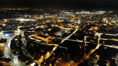 İngiltere 'nin Suffolk kentindeki gece Ipswich' in merkezinin hava görüntüsü.