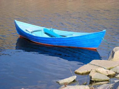 A small rowing boat next to the shore in Karlskrona, Sweden