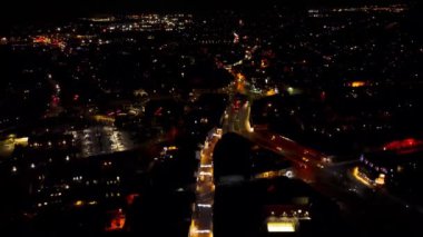Suffolk, İngiltere 'deki gece Ipswich' in merkezinin 4k drone görüntüsü.