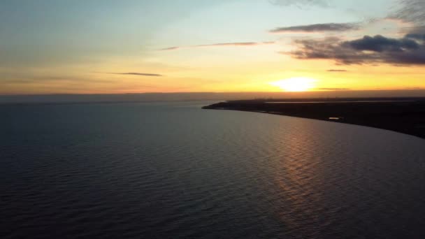 Drohnenaufnahmen Des Sonnenuntergangs Über Der Küste Der Shingle Street Suffolk — Stockvideo