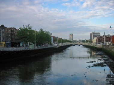 Dublin, İrlanda 'daki Liffey Nehri' ni kaplayan Yarım penny Köprüsü.