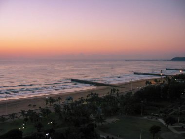 Güney Afrika 'nın KwaZulu Natal kentindeki Durban kıyı şehrinde Hint Okyanusu üzerinde gün doğumu