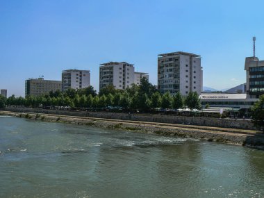 Makedonya 'nın Üsküp şehir merkezinden geçen Vardar Nehri