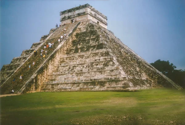 1997年メキシコのユカタンのジャングルにあるチチェン イッツァのマヤ遺跡の主ピラミッドを登る観光客 — ストック写真
