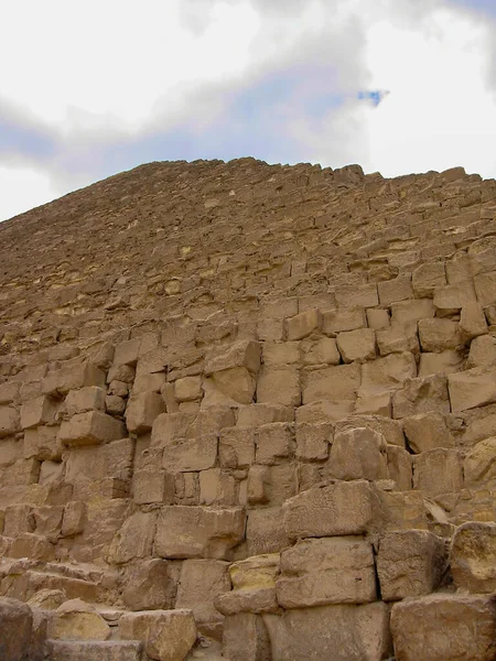 Εμβληματικές Πυραμίδες Της Γκίζας Λίγο Έξω Από Κάιρο Της Αιγύπτου — Φωτογραφία Αρχείου