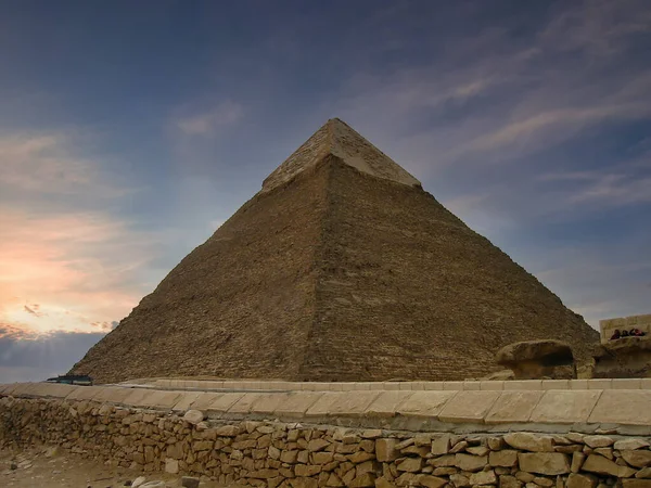 Εμβληματικές Πυραμίδες Της Γκίζας Λίγο Έξω Από Κάιρο Της Αιγύπτου — Φωτογραφία Αρχείου