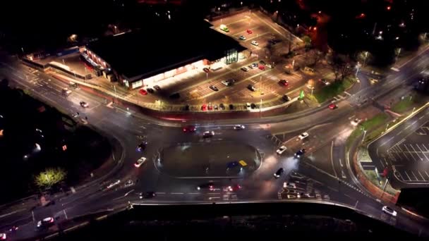 Drone Beelden Van Voertuigen Navigeren Een Rotonde Nachts Het Verenigd — Stockvideo
