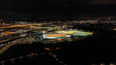 Doncaster Rovers Stadyumu 'nun ve Doncaster, Güney Yorkshire' daki Lakeside Spor Kompleksi 'nin gece hava görüntüsü.