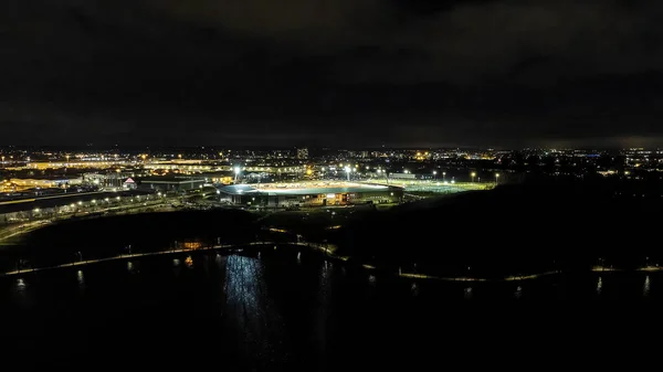 ドナスター ローバー スタジアムとレイクサイド スポーツ コンプレックスの夜の空撮 — ストック写真