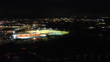 Doncaster Rovers Stadyumu 'nun ve Doncaster, Güney Yorkshire' daki Lakeside Spor Kompleksi 'nin gece 4k drone görüntüleri.