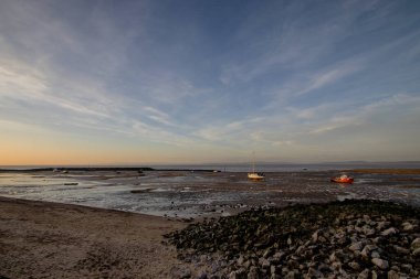 İngiltere, Lancashire 'daki Morecambe Körfezi üzerinde öğleden sonra gökyüzü