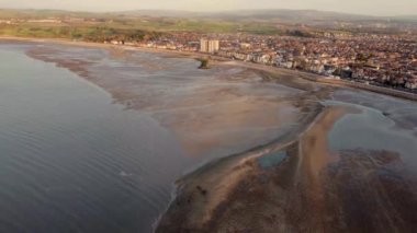 Lancashire, İngiltere 'deki Morecambe limanının 4k drone görüntüleri.