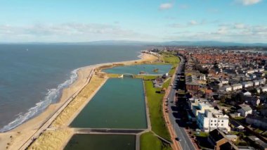 Lancashire, İngiltere kıyısındaki Fleetwood Boating Lake 'in 4k drone görüntüleri.