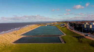 Lancashire, İngiltere kıyısındaki Fleetwood Boating Lake 'in 4k drone görüntüleri.