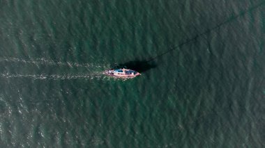 Suffolk, İngiltere 'deki bir nehirde yalnız bir teknenin hava görüntüsü.