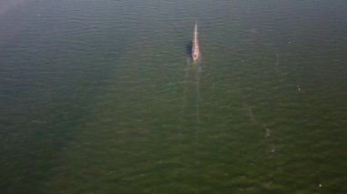 Suffolk, İngiltere 'deki bir nehirde yalnız bir teknenin 4K görüntüsü.