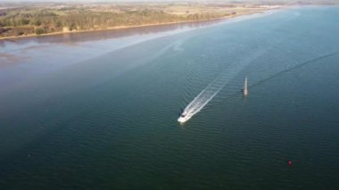 Suffolk, İngiltere 'deki Pin Mill yakınlarındaki Orwell Nehri' nin 4k drone görüntüleri.