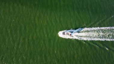 Suffolk, İngiltere 'deki bir nehirde yalnız bir teknenin 4K görüntüsü.