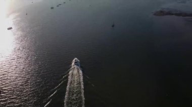 Suffolk, İngiltere 'deki Pin Mill yakınlarındaki Orwell Nehri' nin 4k drone görüntüleri.
