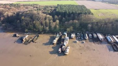 Suffolk, İngiltere 'deki Pin Mill' in 4k drone görüntüleri.