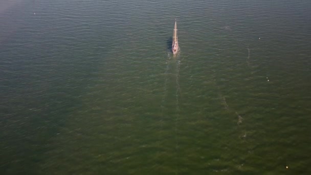 英国サフォークの川で1隻のボートの4Kドローン映像 — ストック動画