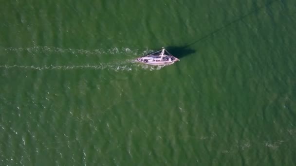 Drone Footage Lone Boat River Suffolk Reino Unido — Vídeo de Stock