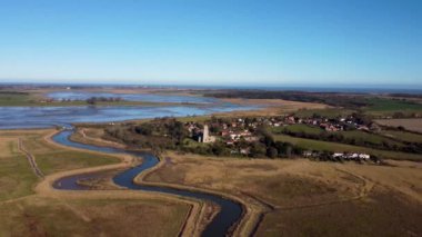 Suffolk, İngiltere 'deki Blythburgh köyünün 4k drone görüntüleri.