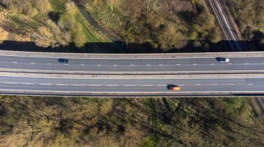 Suffolk, İngiltere 'deki Stowmarket' in yanından geçen çift yönlü bir at arabasının yüksek açılı görüntüsü.