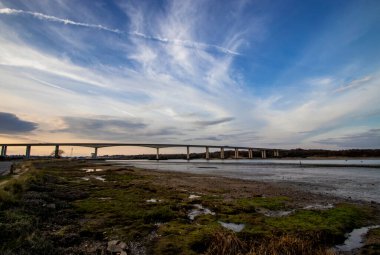 İngiltere 'nin Ipswich yakınlarındaki Orwell Köprüsü üzerinde gün batımı