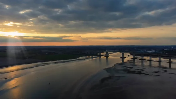 英国サフォークの日没時の無人機からのオーウェル川の眺め — ストック写真