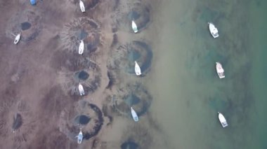Suffolk, İngiltere 'de Orwell nehrinin kıyısında karaya vurmuş teknelerin 4k drone görüntüleri.