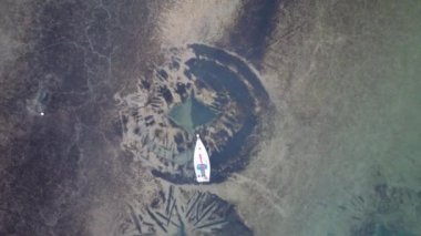 Suffolk, İngiltere 'de Orwell nehrinin kıyısında karaya vurmuş teknelerin 4k drone görüntüleri.
