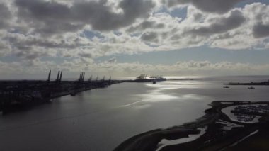 Suffolk, İngiltere 'deki Felixstowe Limanı' nın 4k drone görüntüleri.