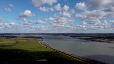 Suffolk, İngiltere 'deki Pin Mill yakınlarındaki Orwell Nehri' nin 4k drone görüntüleri.
