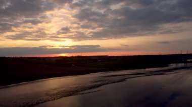 Suffolk, İngiltere 'deki bir İHA' dan Orwell Nehri 'nin 4K görüntüsü.