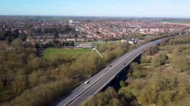 Suffolk, İngiltere 'deki Stowmarket' in yanından geçen çift katlı bir at arabasının 4k insansız hava aracı görüntüsü.