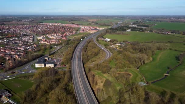 Nagranie Dronów Ruchu Dwupasmówce Przejeżdżającej Obok Stowmarket Suffolk — Wideo stockowe