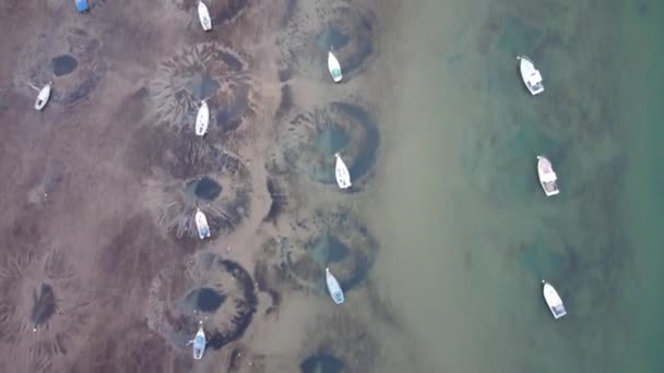 英国サフォークのオーウェル川のほとりに鎖でつながれたボートの4Kドローン映像 — ストック動画