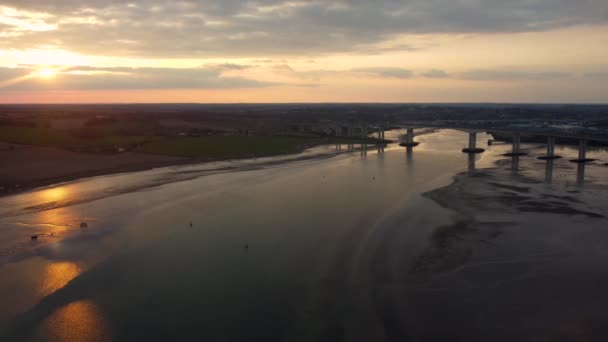 英国サフォークの日没時に無人機からオーウェル川の4Kドローン映像 — ストック動画