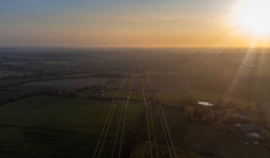 İngiltere, Suffolk kırsalındaki elektrik direklerinin hava görüntüsü.
