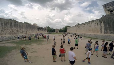 Chichen Itza 'daki Maya harabeleri Meksika' daki Yucatan ormanında.
