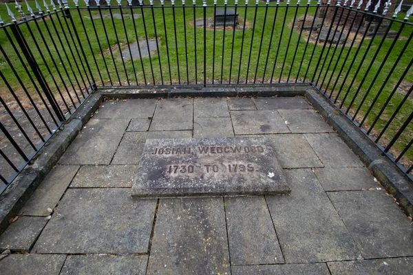 英国斯塔福德郡斯托克明斯特陶器制造商Josiah Wedgewood的墓碑 — 图库照片