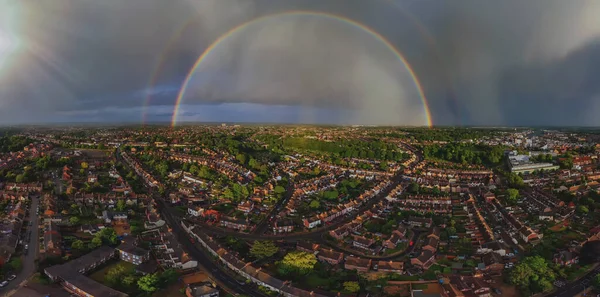 英国サフォークのイプスウィッチの町の上の完全な虹 — ストック写真