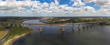 Ipswich, Suffolk, İngiltere yakınlarındaki Orwell Köprüsü 'nün yüksek açılı görüntüsü.