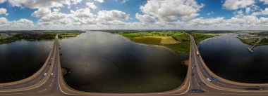 Ipswich, Suffolk, İngiltere yakınlarındaki Orwell Köprüsü 'nün 360 derecelik yüksek açılı görüntüsü.