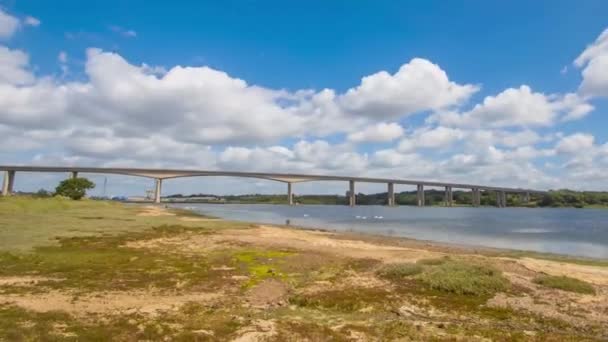 英国サフォーク州イプスウィッチのオーウェル橋を移動する雲の4Kタイムラプス — ストック動画