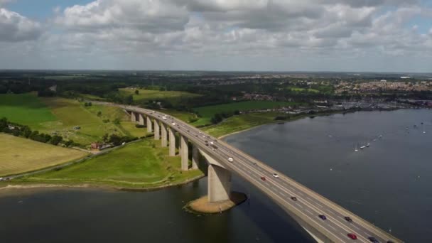 Drönarbilder Trafiken Vägbro Som Korsar Stor Flod Suffolk Storbritannien — Stockvideo