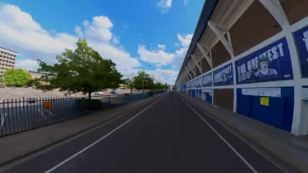 英国サフォークにあるIpswich Town Football Clubの本拠地であるPortman Road沿いの4K高架橋 — ストック動画